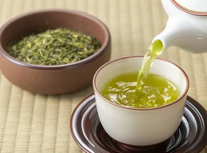 🍵 چرا باید چای سبز بنوشیم؟ فواید شگفت‌انگیز یک نوشیدنی باستانی برای سلامتی شما